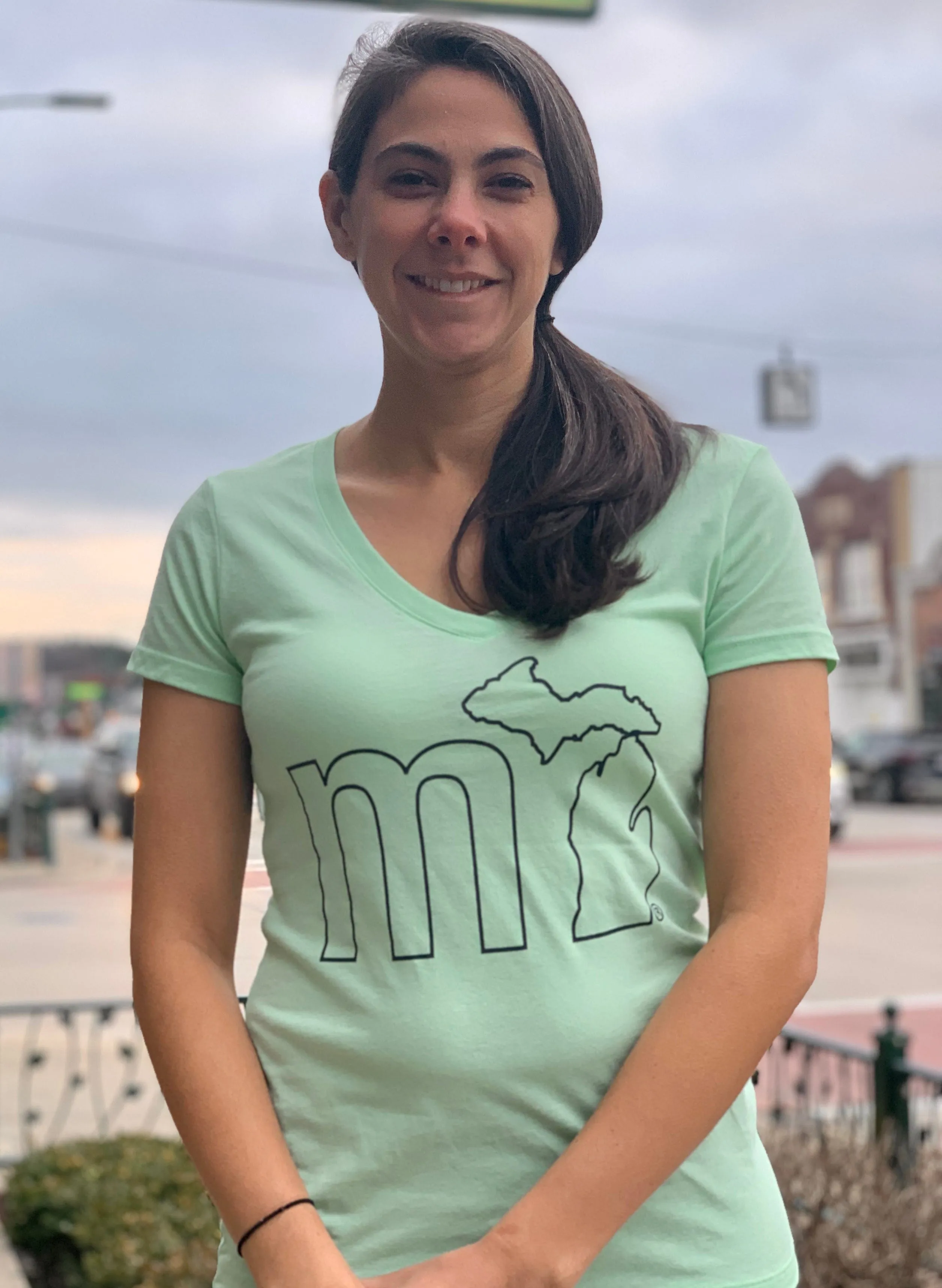 mi Outline Womens V-neck T